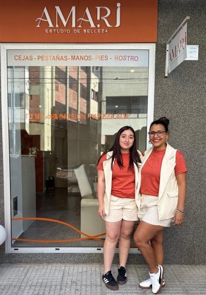 María y Anahí, cofundadoras de Amari Estudio de Belleza, frente al local