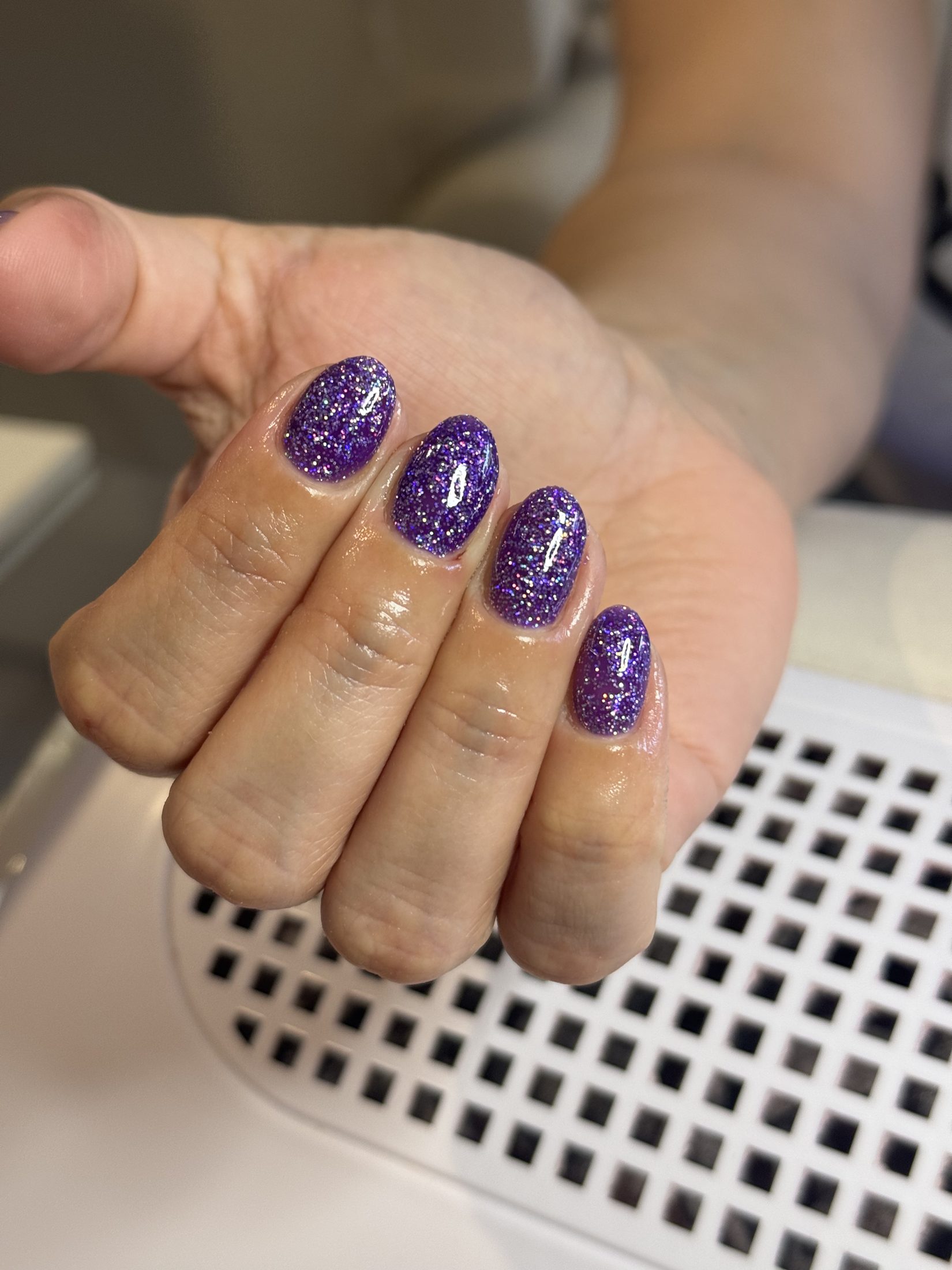 Manicuría violeta con glitter brillante