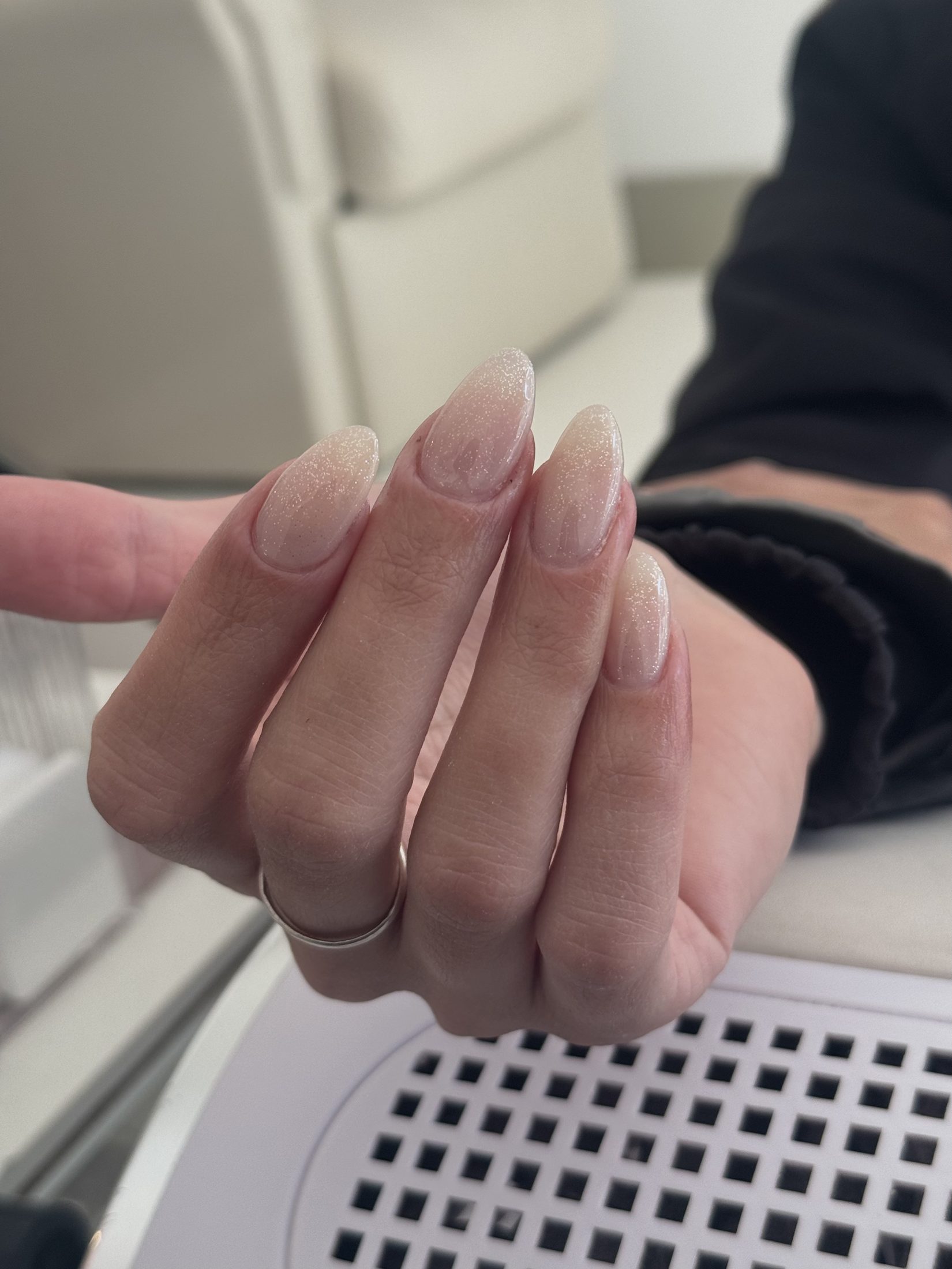 Uñas nude almendradas con un delicado brillo